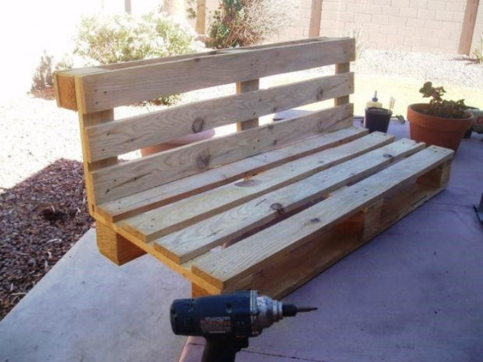 Как сделать садовую скамейку своими руками?