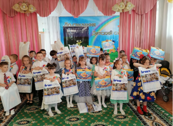 Подарки для дошколят: коллектив предприятия «Кроношпан» передал будущим школьникам из Электрогорска подарочные наборы