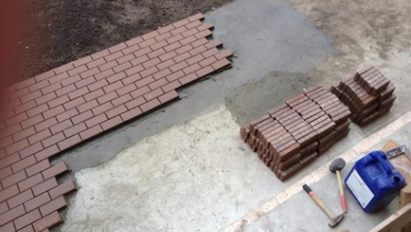 Укладка тротуарной плитки или брусчатки на бетон своими руками
