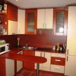 Смело: дизайн кухни гостиной небольшого размера выполнен в красных нонах