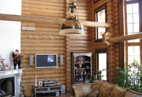 Этот интерьер деревянного дома из бревна сочетает современность и классику, внутри уютно и комфортно
