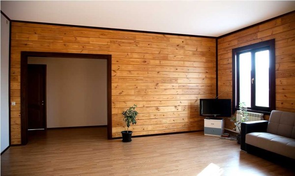 Гладкий потолок подчеркивает красоту древесины