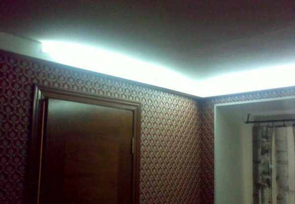 Вариант скрытой подсветки в коридор