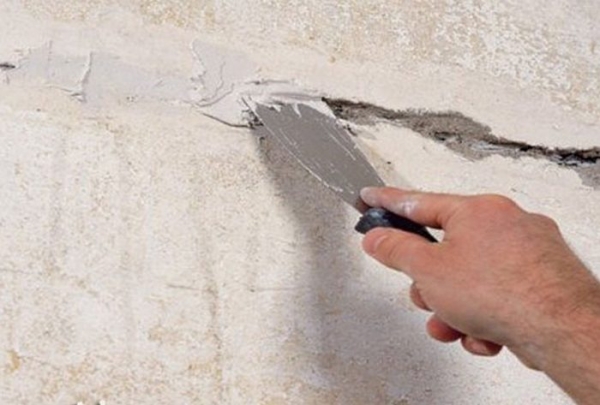 Чем замазать дыру в стене: материалы-кандидаты, способы ремонта и рекомендации
