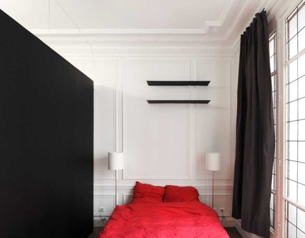 Лепные украшения в спальне более чем уместны. Они добавляют мягкости и интимности в обстановку