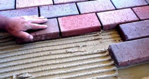 Укладка тротуарной плитки на бетонное основание: нюансы и способы монтажа