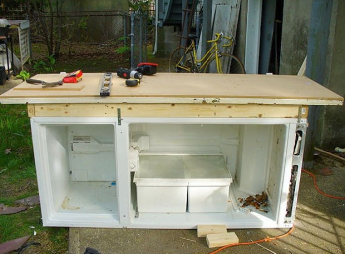 7 практичных примеров использования старого холодильника дома и на даче