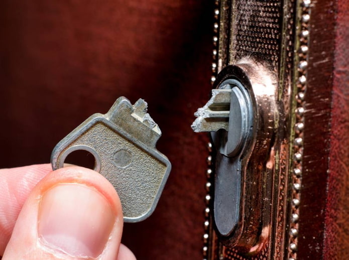 Как вытащить сломанный ключ из замка?