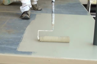Как сделать угол на потолочном плинтусе?