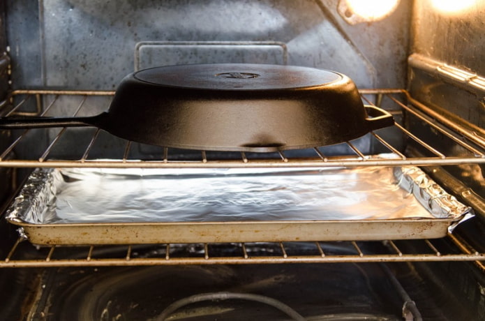 Как избавиться от нагара на сковороде в домашних условиях?