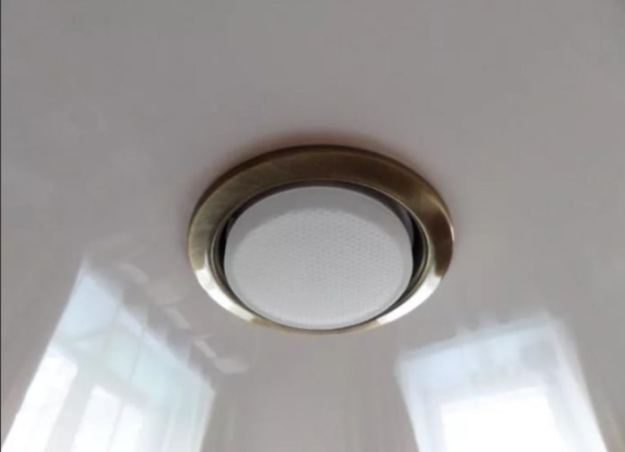 Как самостоятельно поменять лампочку в натяжном потолке?