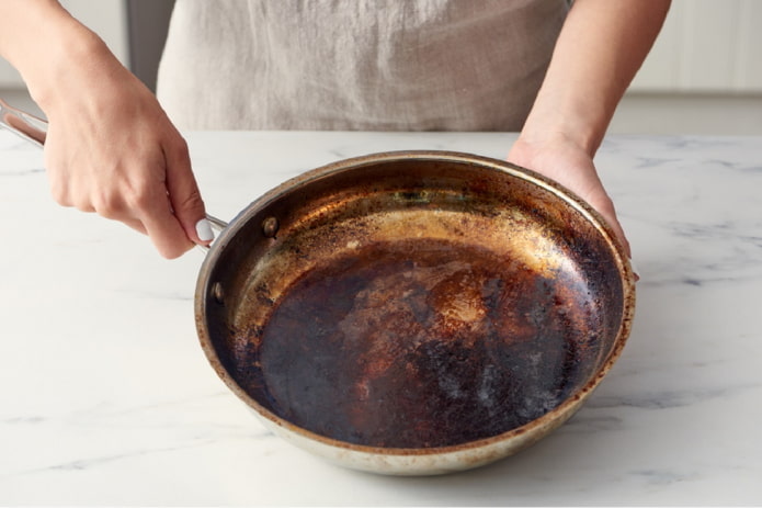 Как избавиться от нагара на сковороде в домашних условиях?