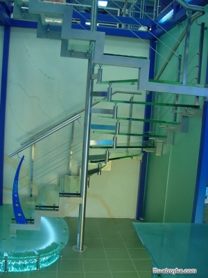 Лестницы из стекла и метала